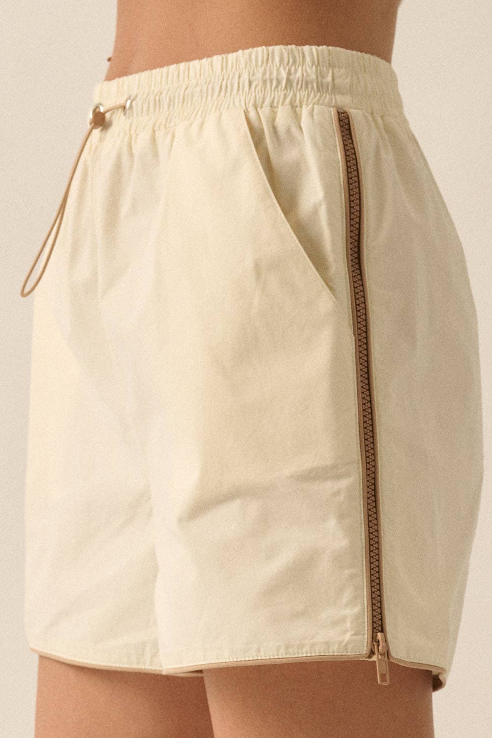 Cotton Piping-Trimmed Side-Zip Drawstring Shorts: Cream