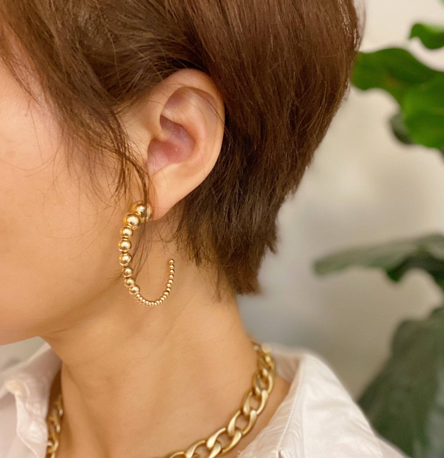 Gradation Bauble Hoop Earrings: Silver